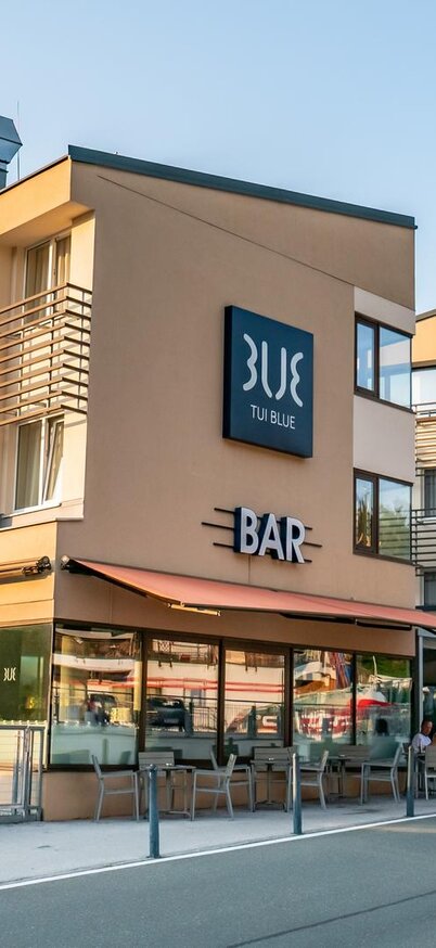 großes Hotel mit offener Terasse und Bergen im Hintergrund | © TUI BLUE Schladming