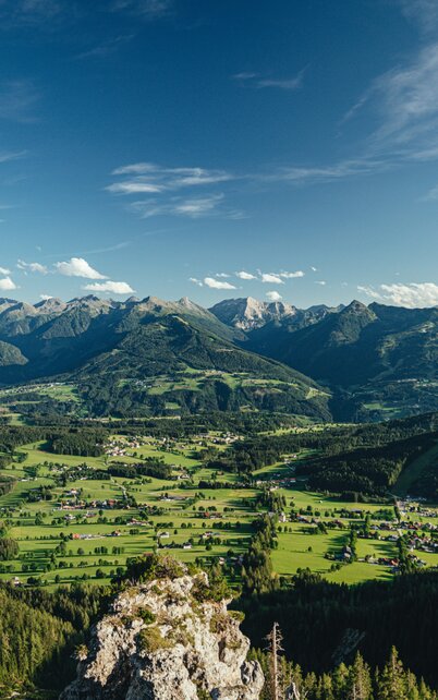Wanderer genießt den Ausblick ins Tal | © © Christine Höflehner